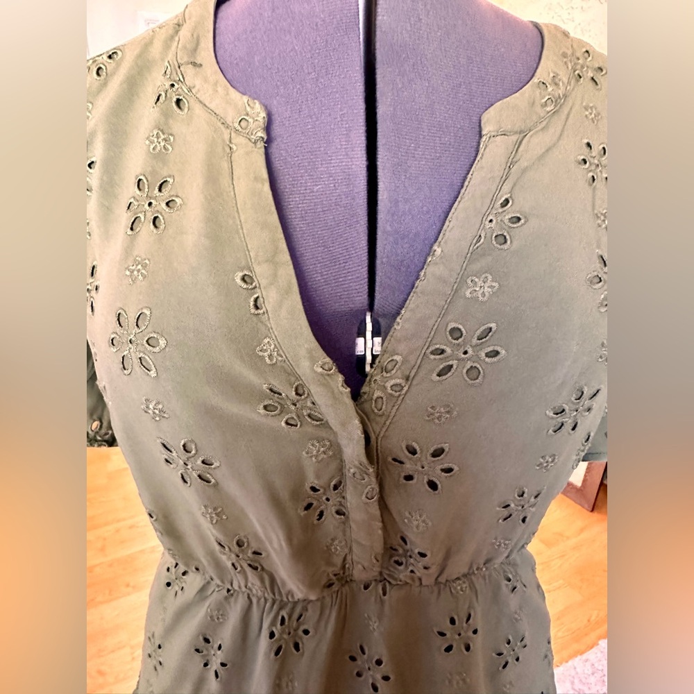 Torrid Sz 2 Babydoll Eyelet Tiered Top Green VNeck Short Sleeve Feminine Fairy - Picture 6 of 11